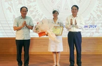 Khen thưởng nữ điều dưỡng cấp cứu bé sơ sinh ngừng tim, ngừng thở trên xe taxi