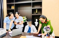 Lạ lùng cơ sở khám bệnh trong tiệm hớt tóc, 'bác sĩ' khám bệnh có chuyên ngành văn hóa