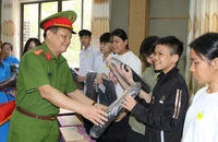Cấp giấy tờ tùy thân, tạo điều kiện vui chơi cho trẻ có hoàn cảnh khó khăn 