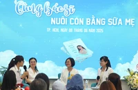 'Cùng bác sĩ nuôi con bằng sữa mẹ' với 100 câu hỏi thường gặp