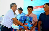 Chùm ảnh chương trình "Cùng ngư dân thắp sáng đèn trên biển" tại TP Huế