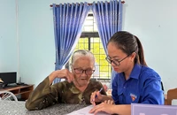 Cán bộ làm xuyên ngày nghỉ để chi trả 100.000 đồng quà Quốc khánh cho người dân