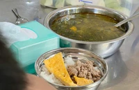 Vụ thực phẩm bẩn vào bếp bán trú tại Đà Lạt: Gia hạn tạm đình chỉ hiệu trưởng thêm 15 ngày