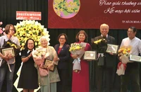 Hội Nhà văn TP.HCM vinh danh nhà văn Xuân Phượng, PGS.TS Trình Quang Phú