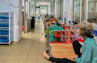 Bệnh viện quá tải nhưng khu điều trị gần 180 tỉ đồng lại nằm phơi nắng