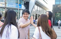 Hiệu trưởng đến tận điểm thi tiếp sức học trò thi đánh giá năng lực