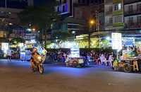 Dãy hàng rong “tung hoành” ở công viên 