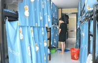 Bạn đọc cho rằng sinh viên bị đuổi do xem phim đồi trụy là đúng theo quy định