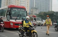 Hiệu lệnh của CSGT khác biển báo giao thông, chấp hành thế nào?