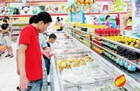 Giá cả hàng hóa tăng khiến đời sống người dân gặp khó khăn.