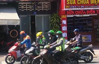 Lái xe bằng một tay có bị phạt không?