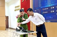 Cục Cảnh sát quản lý hành chính về trật tự xã hội hướng dẫn phân biệt VNeID, CCCD thật - giả