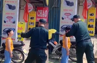 Chiến sĩ Cảnh sát cơ động tặng còi cho em bé nhận về cơn mưa lời khen