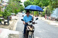 Sử dụng ô (dù) khi chạy xe máy, bị xử phạt như thế nào?