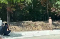 Khỏa thân chụp ảnh trên đường: Phản cảm nhưng ... 