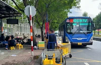 Ngán ngẩm vì nhiều điểm dừng xe buýt bị lấn chiếm