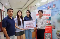 Nghệ sĩ Quyền Linh và 2 con gái hỗ trợ bà con bão lũ thông qua báo Pháp Luật TP.HCM