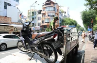 Giao xe phân khối lớn cho con, phụ huynh không ký biên bản có né được xử phạt?