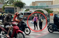Người dân gặp khó khi đi bộ qua đường Nguyễn Thái Sơn