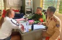Cô gái chạy xe buông hai tay, trình giấy bị tâm thần thì có bị xử phạt?