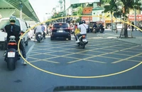 Vạch mắt võng là gì, dừng xe trên vạch có bị phạt?