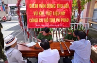 Người dân phường Phước Long giao nộp vũ khí hưởng ứng Ngày hội bảo vệ an ninh Tổ quốc