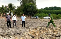 Chủ tịch UBND huyện Tánh Linh kiểm tra vị trí mà PLO đã phản ánh