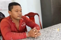 Kéo xe lôi đi buôn pháo hoa lậu
