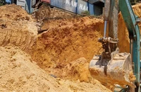 Thợ hồ bị taluy sập đè tử vong