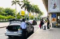 Lúng túng đón xe công nghệ ở sân bay Tân Sơn Nhất