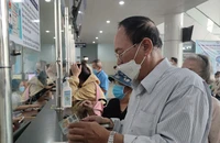 Làm thẻ BHYT: Đăng ký online, trao thẻ tận nhà