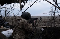 Bakhmut: Lính Nga và lính Ukraine đánh cự ly gần, giành từng chiến hào