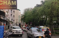 Mặc kệ biển cấm, ô tô đậu tràn lan dưới lòng đường 