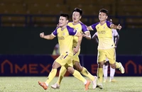 HLV Troussier lo tiền đạo nội ở V-League