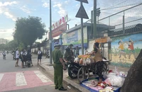 Bất an vì hàng rong trước cổng trường