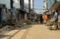 Dân đi lại khó khăn vì công trình chống ngập