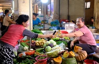 Mua ổ bánh mì, bó rau: Quét mã QR tính tiền