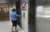 Thang máy chung cư bị cháy, đứt cáp cư dân bất an