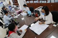 Cán bộ khu vực III TP Thủ Đức giải quyết thủ tục hành chính cho người dân. Ảnh: HOÀNG GIANG