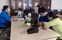 Người lao động đến tư vấn tìm việc tại Trung tâm Dịch vụ việc làm thanh niên.