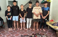 Công an đọc lệnh bắt nghi can Phan Văn Hưng (16 tuổi) vì giết chết bé trai 13 tuổi.
