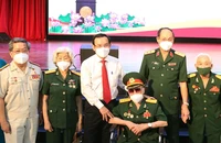 Bí thư Thành ủy Nguyễn Văn Nên (thứ ba từ trái) tại buổi gặp mặt cán bộ cấp cao quân đội nghỉ hưu trên địa bàn vào ngày 22-12.