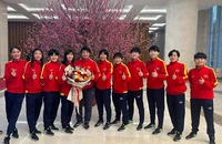 Hai HLV Kim Hồng, Kim Chi (thứ năm, sáu từ trái qua) và chín tuyển thủ nữ Việt Nam trưởng thành từ cái nôi bóng đá TP.HCM.