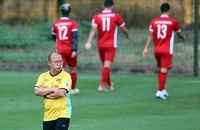 Thầy Park chờ đầy đủ quân số mới có thể đi vào các bài tập chiến thuật.