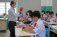 Học sinh Trường THCS Lạc Hồng trong một giờ học trực tiếp trên lớp.