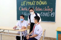 Học sinh lớp 6 Trường THCS Trần Quốc Toản (TP Hạ Long, Quảng Ninh) được dặn dò, hướng dẫn tại lễ phát động tiêm chủng vaccine COVID-19 ngày 13-4.
