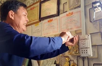 Anh Lê Hoàng Em ngày đêm sẵn sàng sửa điện miễn phí cho dân cả ấp Tân Phú.
