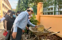 Đoàn giám sát hỗ trợ nhắc nhở người dân xử lý ngay vật chứa có nguy cơ phát sinh lăng quăng. 