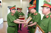 Thừa ủy quyền, Thiếu tướng Nguyễn Văn Viện, Cục trưởng C04, trao bằng khen của Thủ tướng Chính phủ cho các cá nhân tại C04.