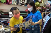 Nhân viên BHXH tuyên truyền người dân tham gia hệ thống BHXH Việt Nam.